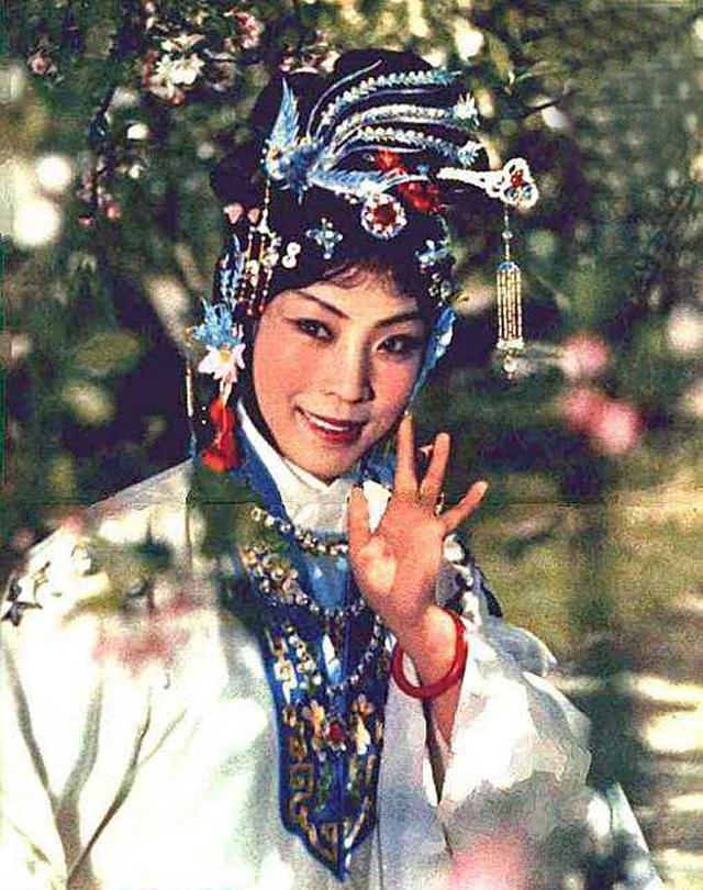 美丽的李炳淑70年代演龙江颂中江水英成偶像如今77岁好优雅