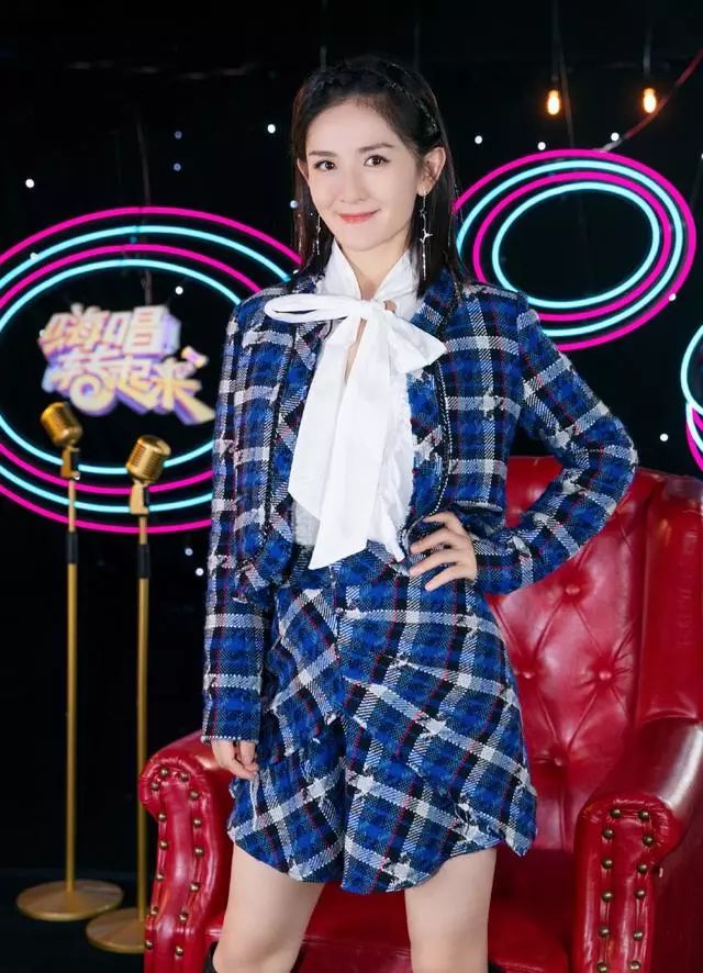 谢娜瘦回颜值巅峰穿格子套装配高筒靴减龄可爱双腿更堪比少女