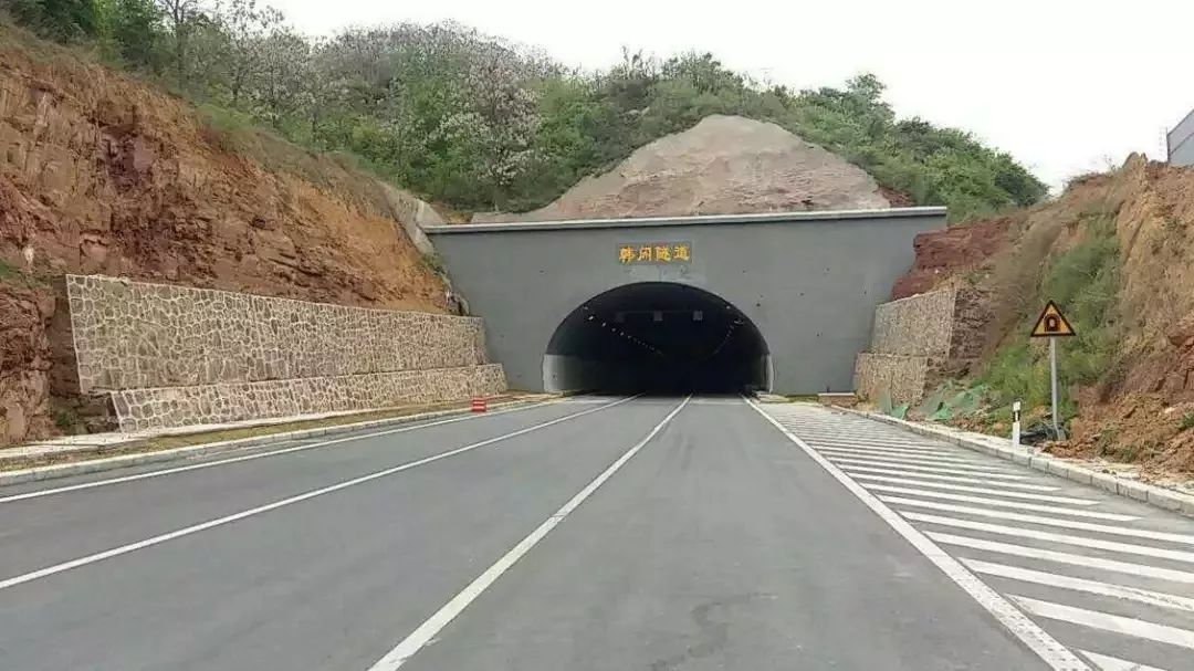 7月4日中原西路巩义段断行  7月3日中原西路韩门隧道附近 突发地质