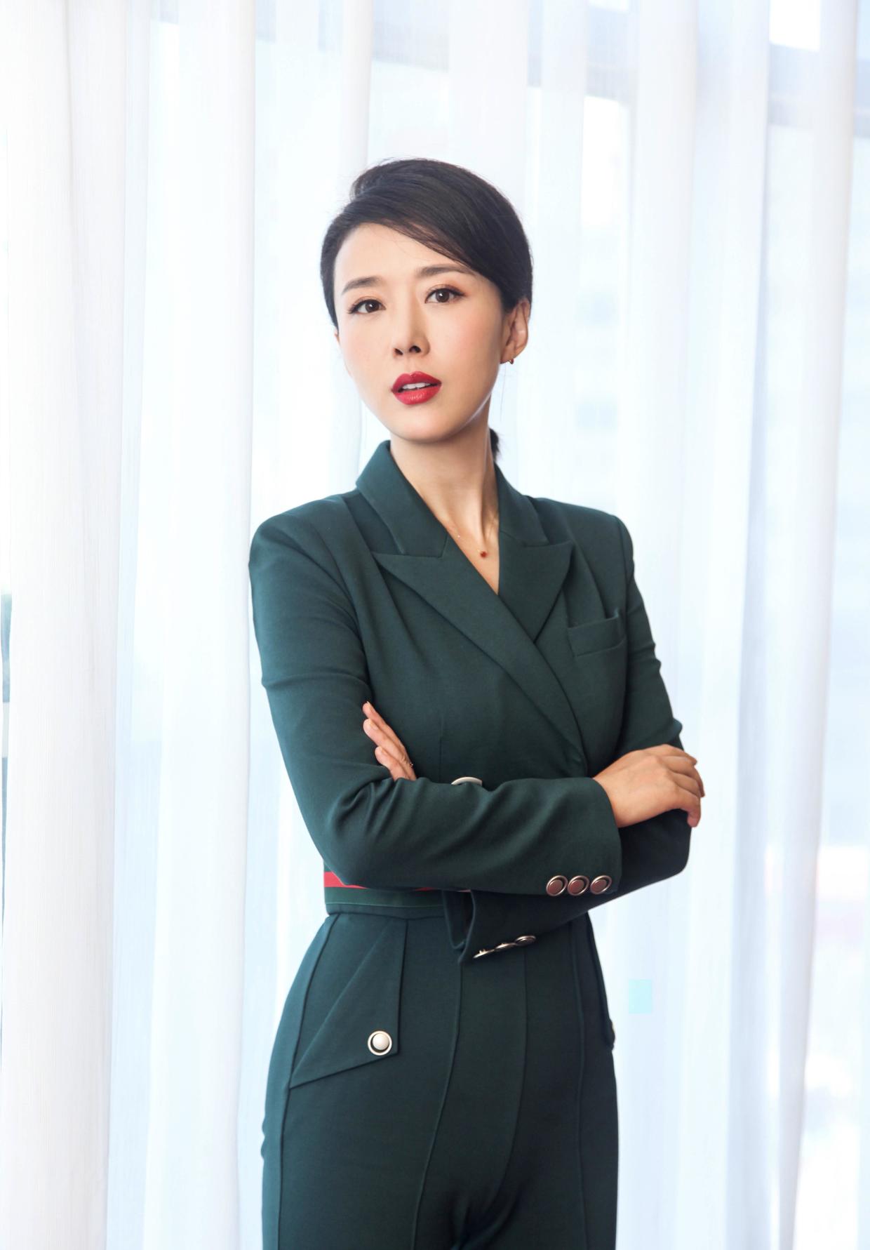 41岁的颜丹晨气质开挂身穿白衬衫搭配喇叭裤颜值美回21岁少女