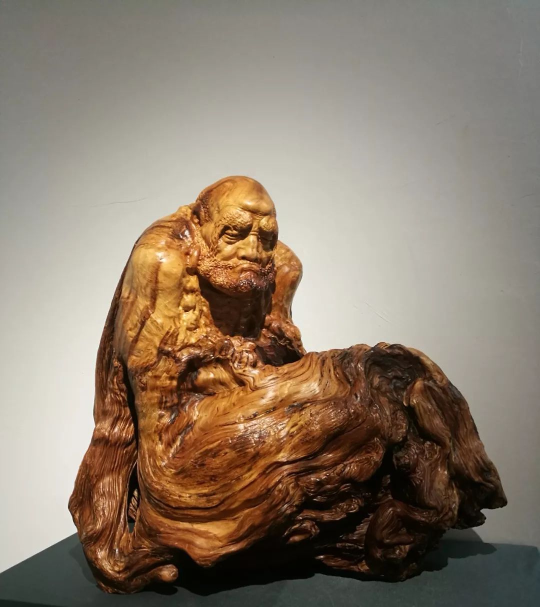 先后师从中国玉石雕刻大师郑继,中国工艺美术大师林学善