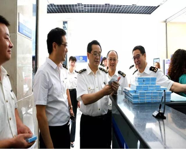 西安海关关长 孙世和(前排左三)在保健中心调研十九届四中全会刚刚