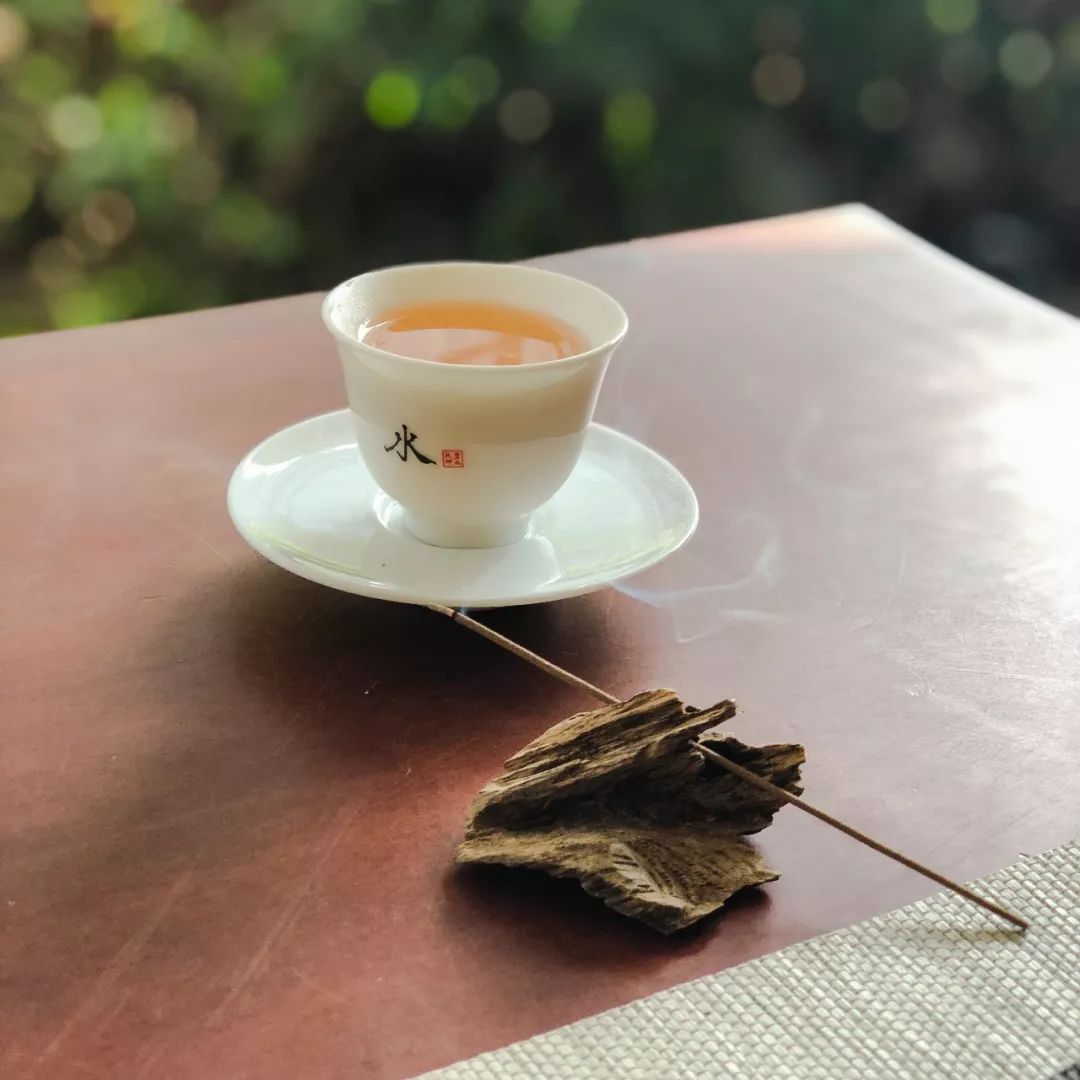 "炉香乍爇,法界蒙熏",燃一柱清香,闻自性心香,弃贪嗔痴慢疑,谓之香道.