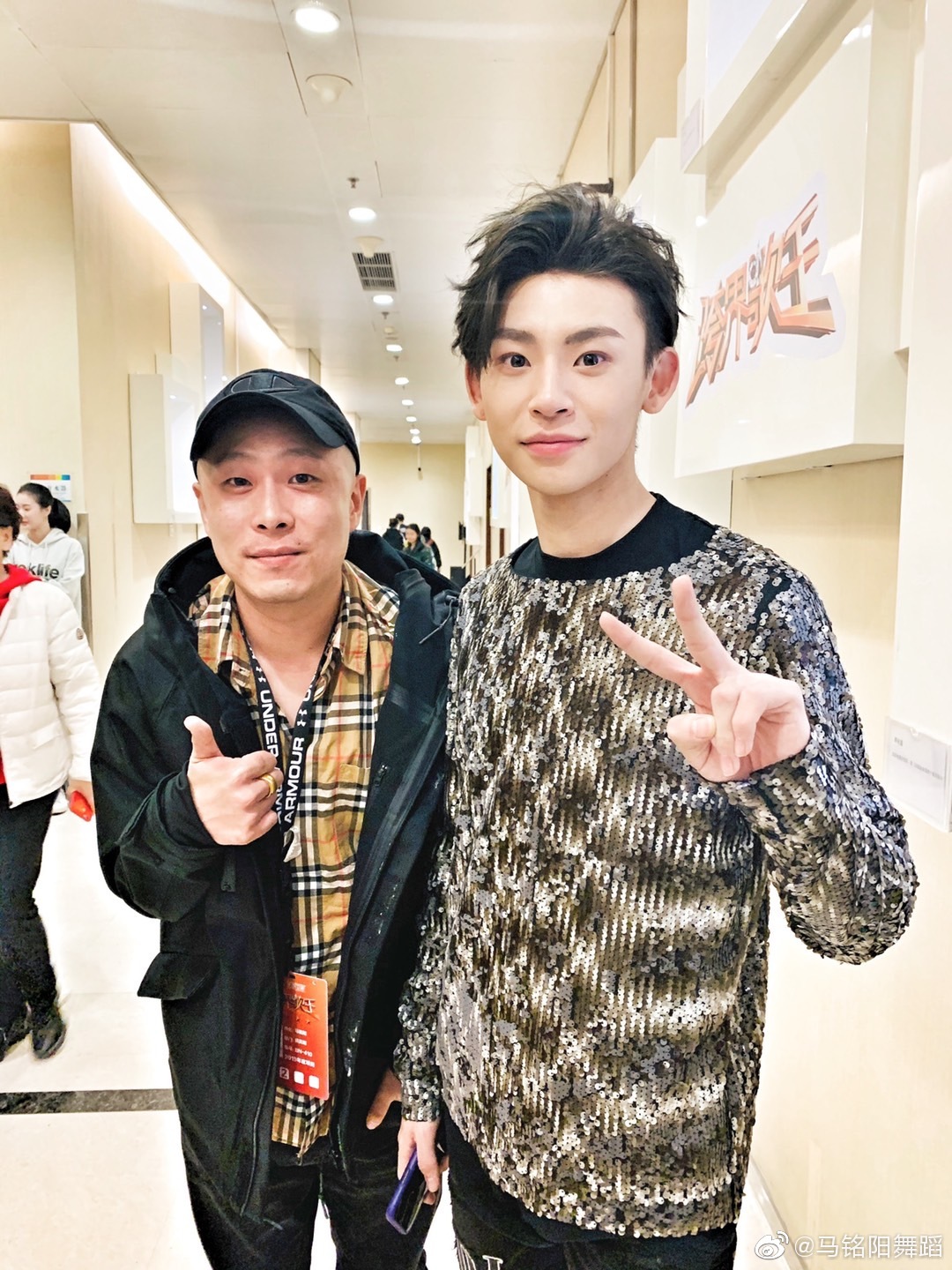 工作人员分享小鬼录制节目的后台合照 "孩子王"小鬼完美融入孩子群