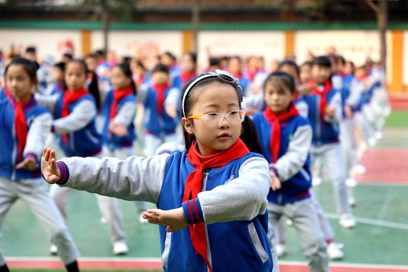 潢川县逸夫小学隆重举行第二届"雏鹰展翅"武术操比赛