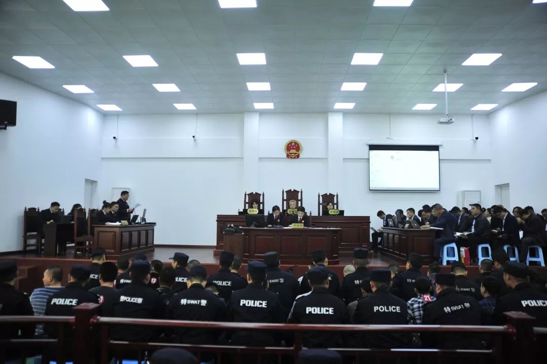 涉黑敲诈非法拘禁颍东法院公开审理陈春柱葛林林等28人