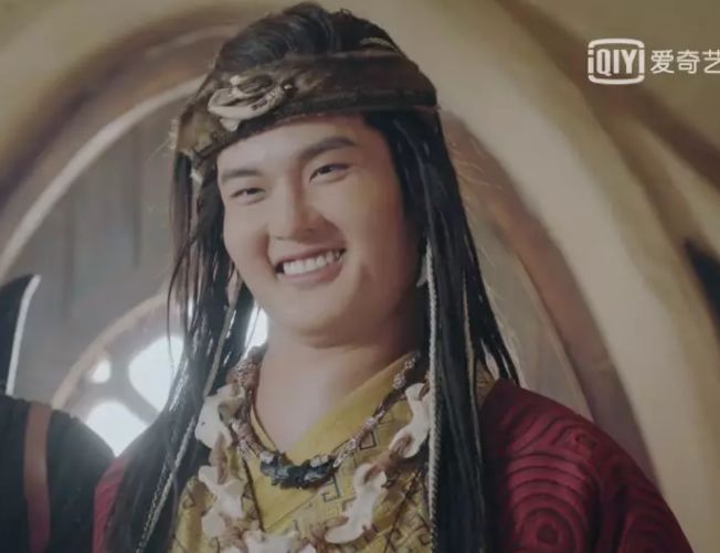 就是这个身高腰围一样长的大胖子但爱德御书用实际行动证明了每一个