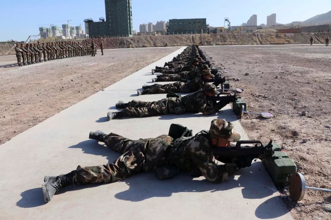 和据枪训练一次次的地皮与肘皮的"对抗"一次次的卧倒起立台上一分钟