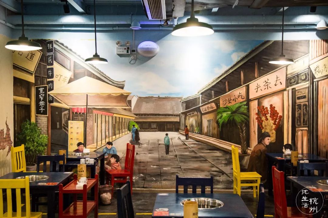 了一个时空走到店里面都是上世纪80年代的老物件门口的解放牌自行车