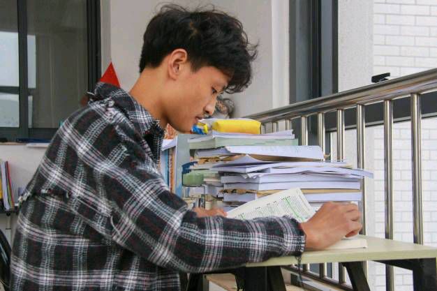 窗外景色依旧路人形色匆匆愿你记得来时的初衷依旧伏案,笔耕不辍在题