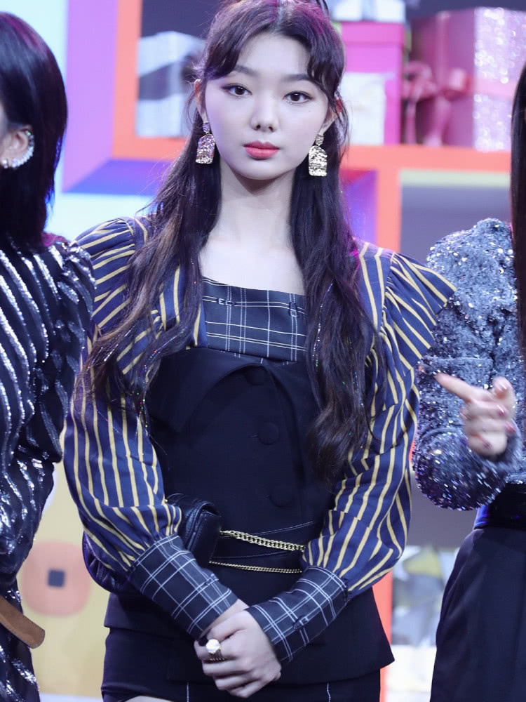 火箭少女舞台造型上线杨超越挑战拳击辫吴宣仪直角肩抢镜