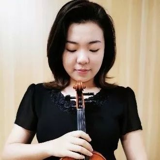 四岁起学习小提琴,2018年考入同济大学,师从沈婷老师,在校参加"我和我