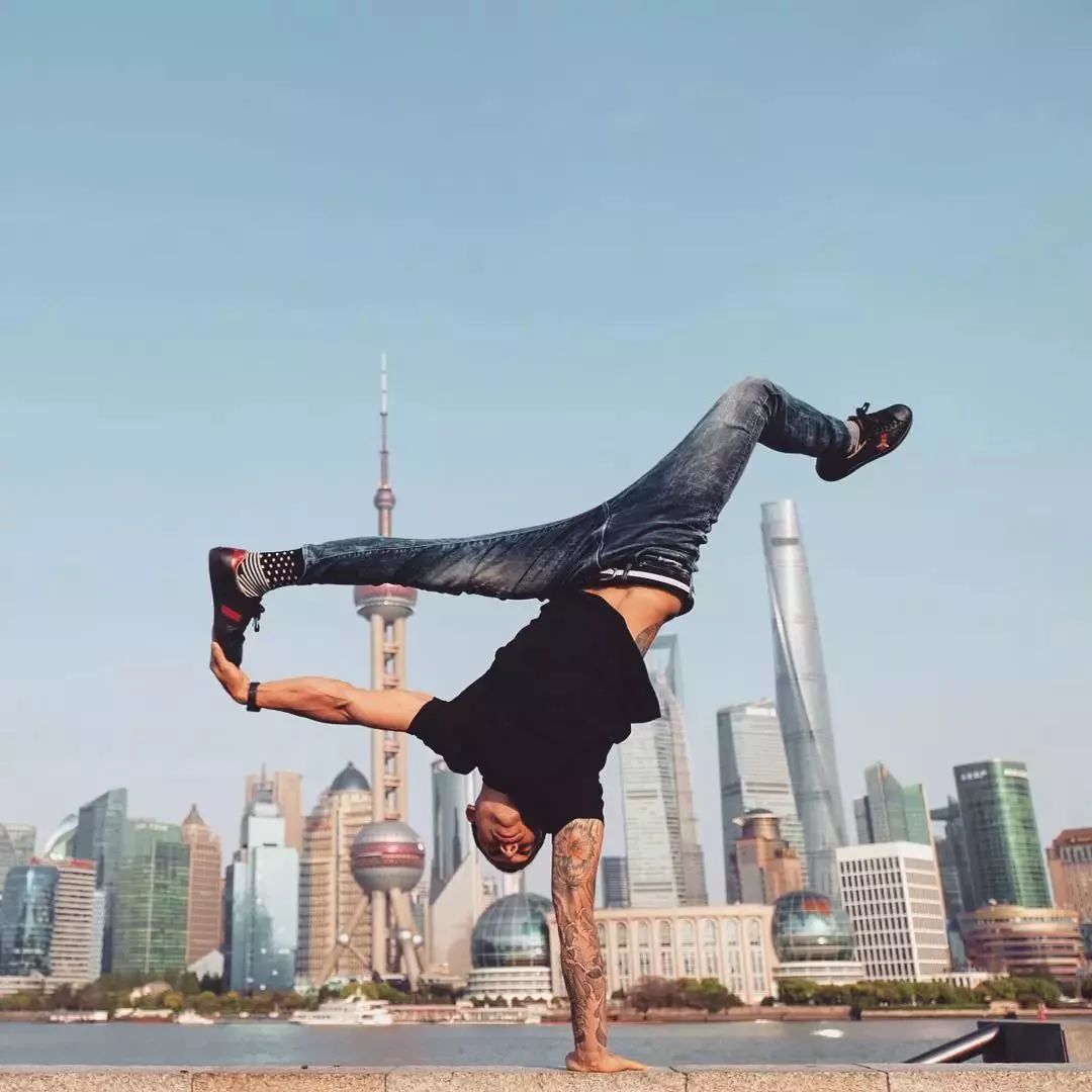 爱倒立的瑜伽男神帅的不只是体式