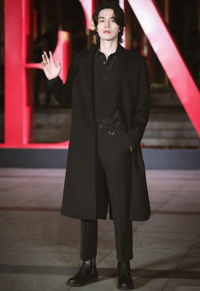 李东旭阿云嘎同是184cm黑白穿搭同框谁才是真正的雕塑美男