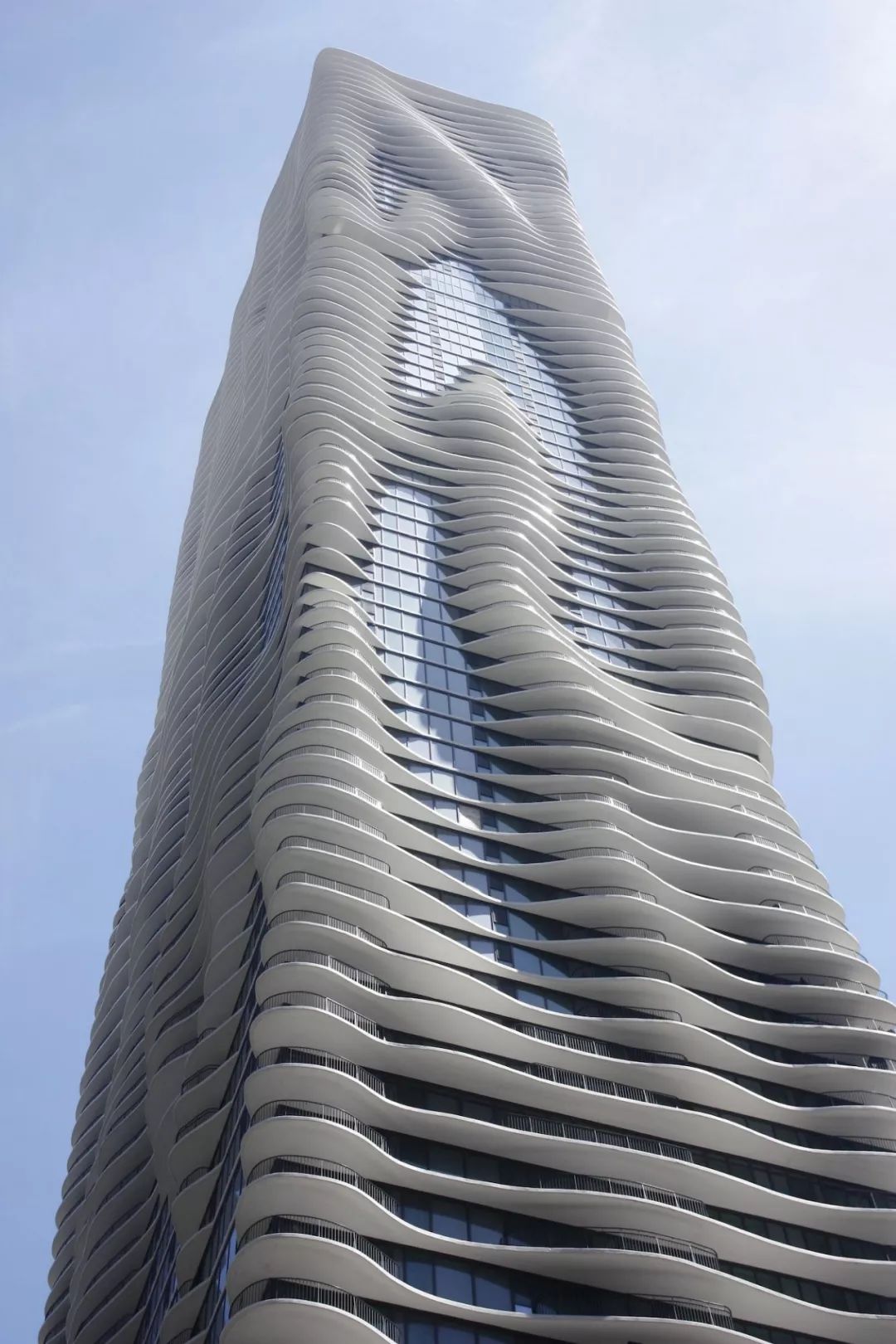 该建筑有雕塑般的外观,一系列起伏于的弧形室外平台,构成了大楼曲线型