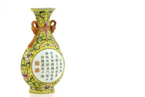 英国男子1英镑淘到清代古董花瓶 上有乾隆墨宝 拍出四百多万 价值