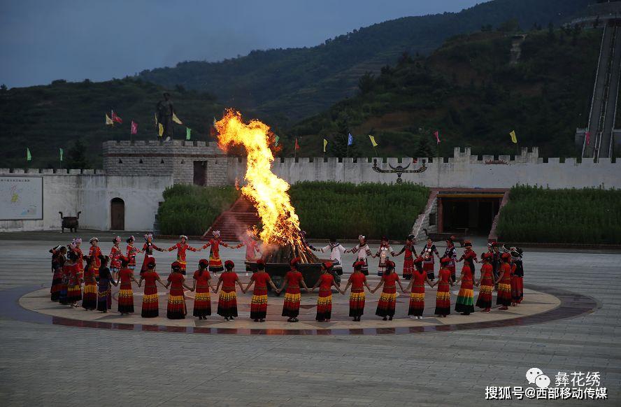 就只等你来还有玲珑满目的彝绣商品这里有美食 美酒 美景在这里你可以