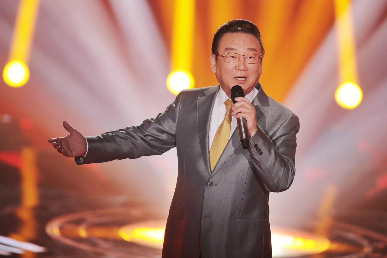 原创72岁蒋大为与妻子现身机场发型独特似谢广坤步伐矫健容貌显老