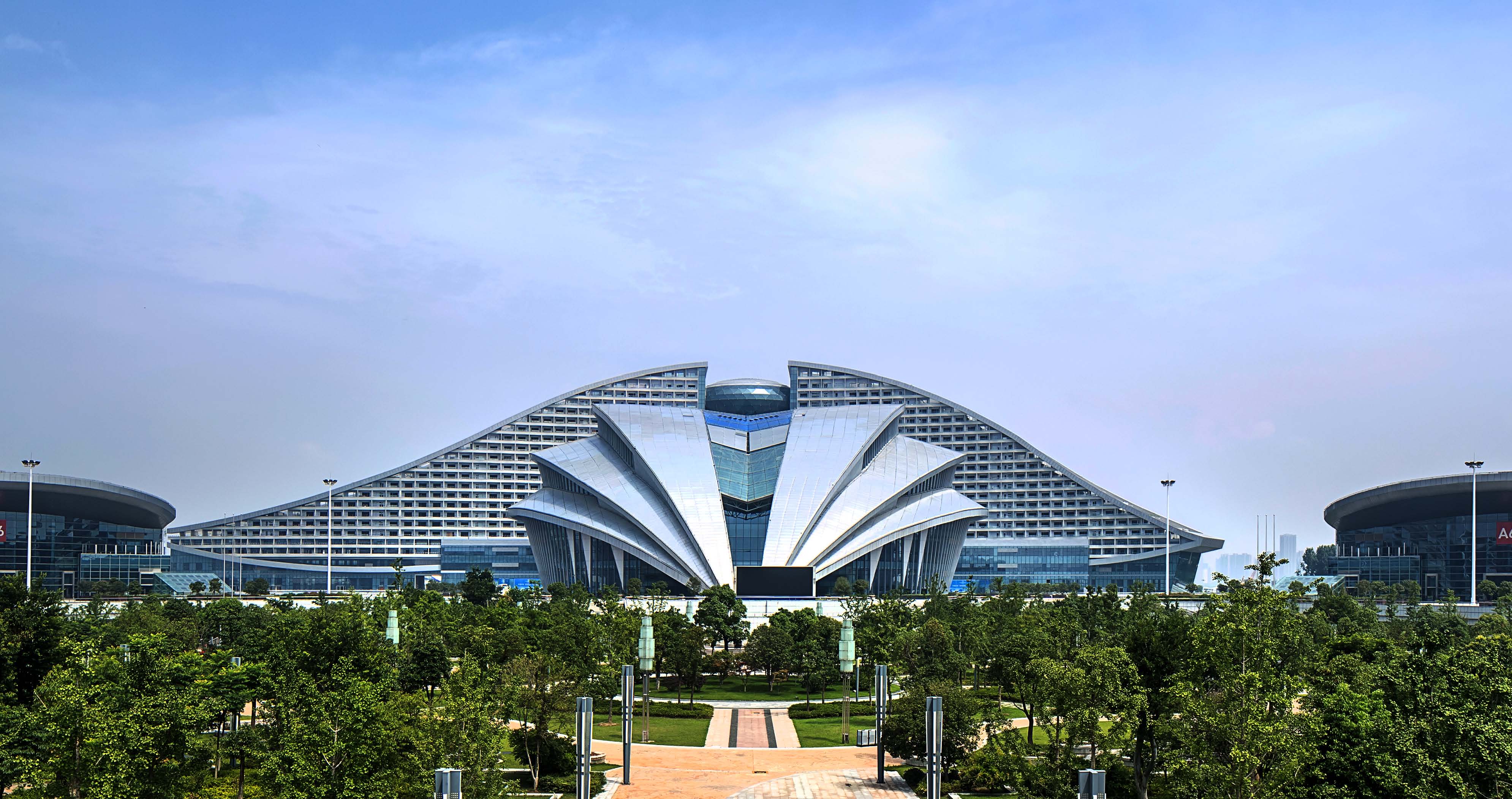 武汉国博国际会议中心获全国勘察设计行业优秀工程设计一等奖3次,二等
