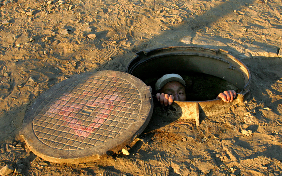 全球最寒冷的国家与我国相邻到处是冻死的牲畜人住下水道取暖