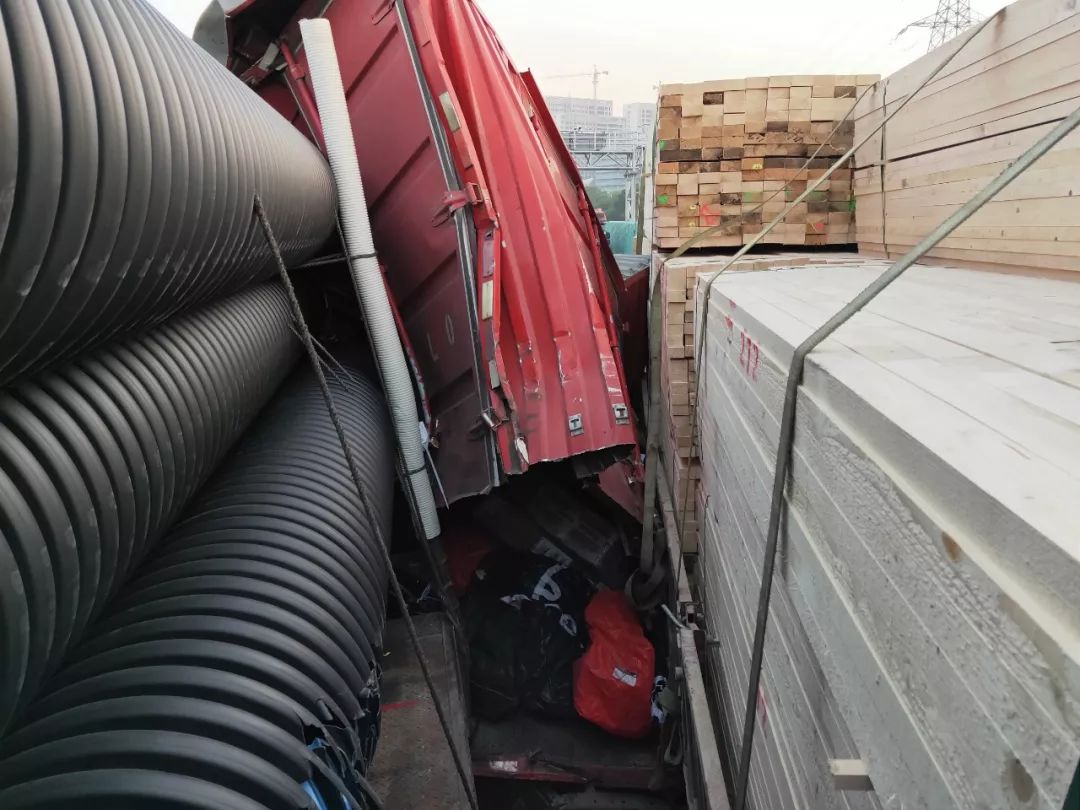 下沙服务区附近突发连环车祸!四辆车撞的不像样了!原因.