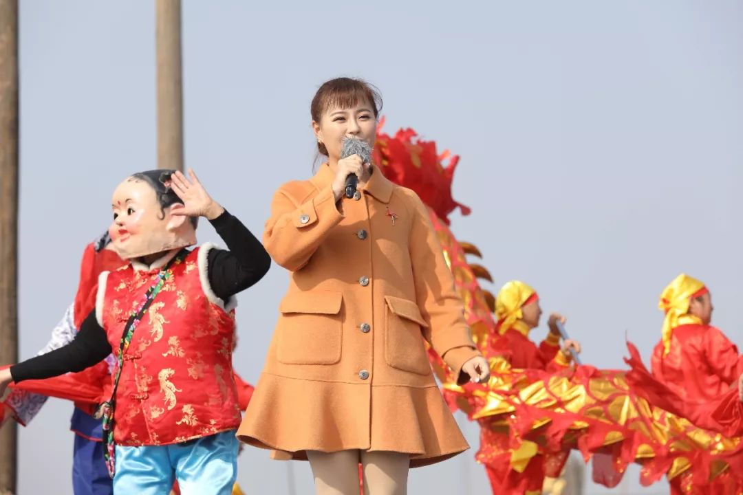 上午9点整,随着主持人毕铭鑫,付玉龙,小白鹭11月8日,《乡村大舞台》