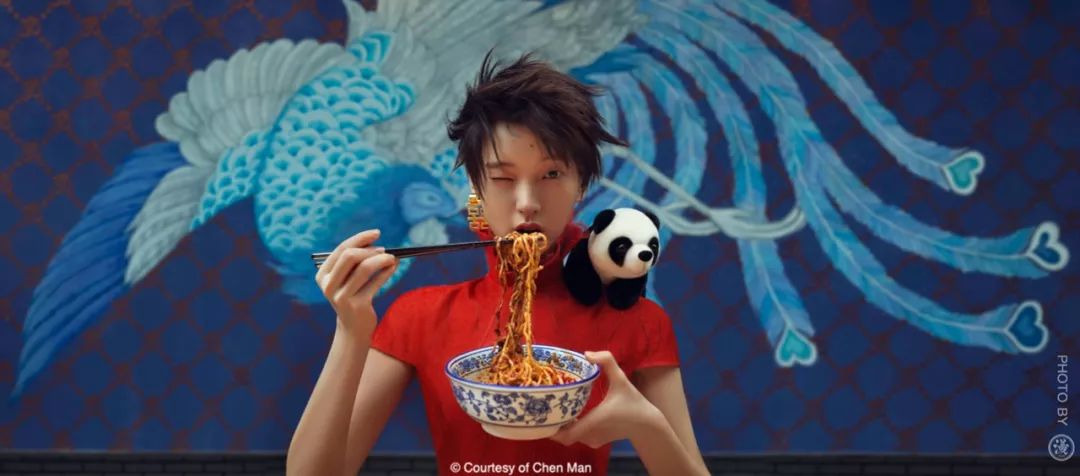 庙宇茶室,透过陈漫的镜头,以极具辨识度的创作风格展现双面成都的城市