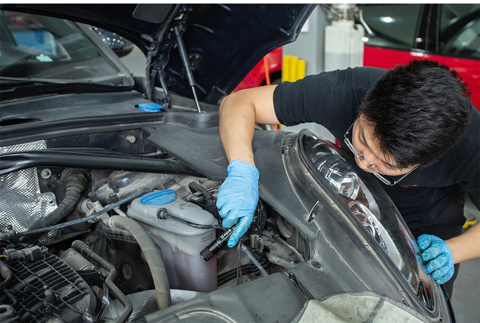 2016款月光蓝保时捷macan常规保养