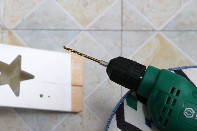 手电钻前面的夹头可以适用多种钻头,比较常见的内六角c6