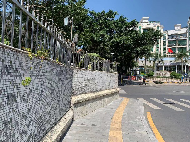 转角遇到的不是爱是惊吓深圳一人行道长出围墙