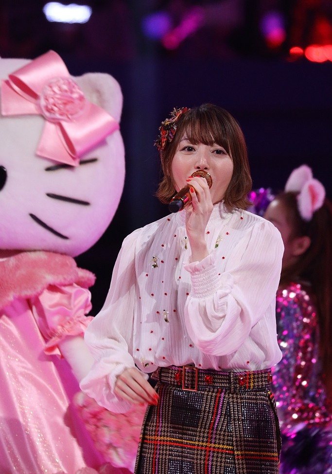 花泽香菜听腾格尔学唱恋爱循环笑得花枝乱颤停不下来