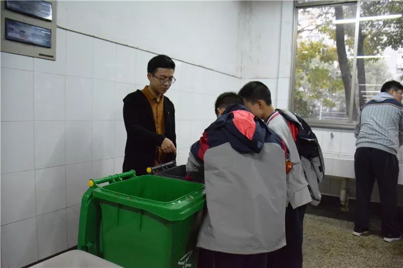 嘉兴市开明中学主题教育正当时 志愿服务暖人心嘉兴市开明中学通过