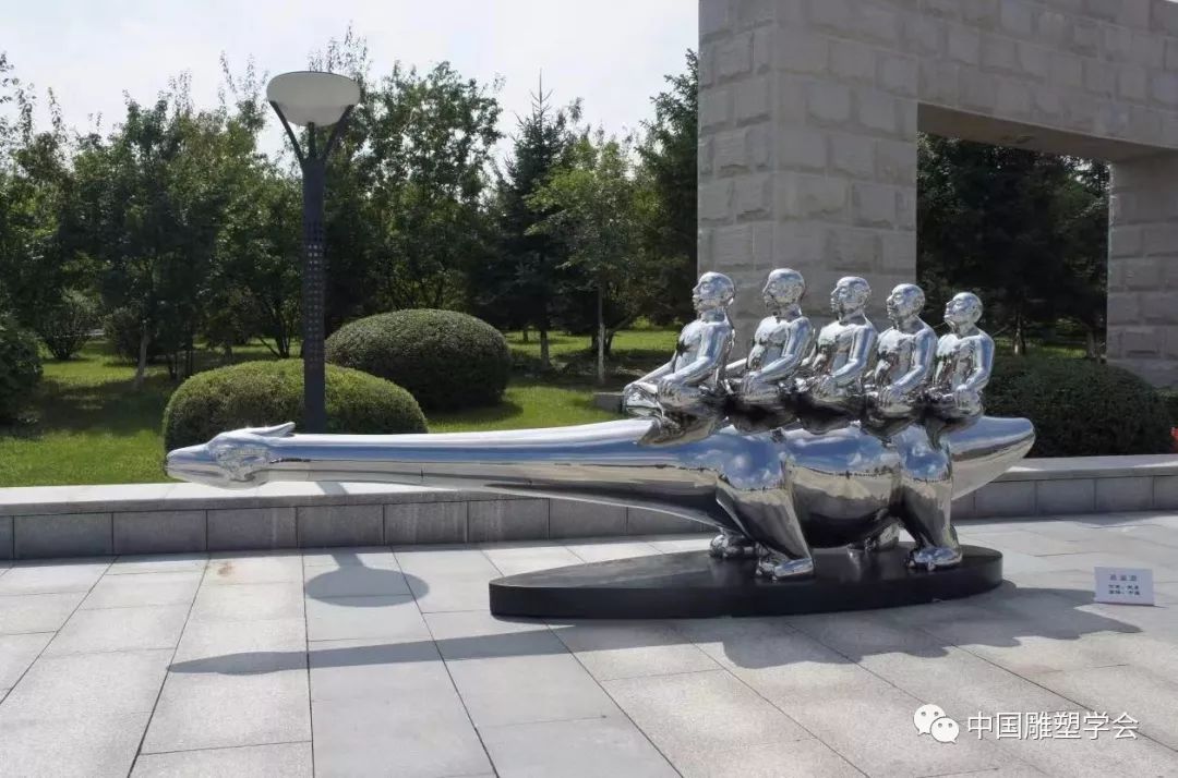 《逍遥游》不锈钢,长5米,2013年《听风者》青铜铸造,35*30*27cm,2010