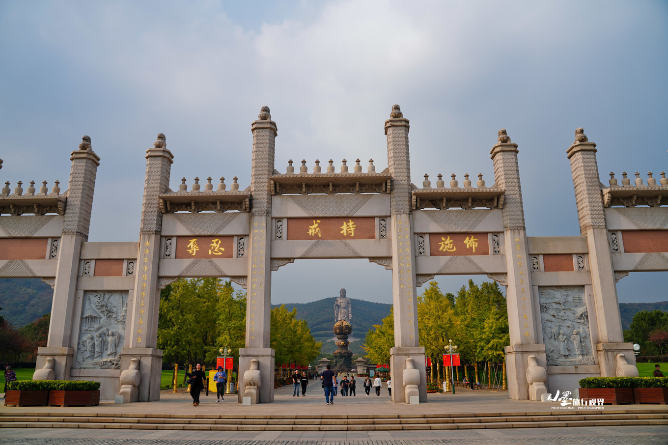 去灵山吃斋饭拜大佛感受唐僧师徒三人历经八十一磨难才抵达的净土