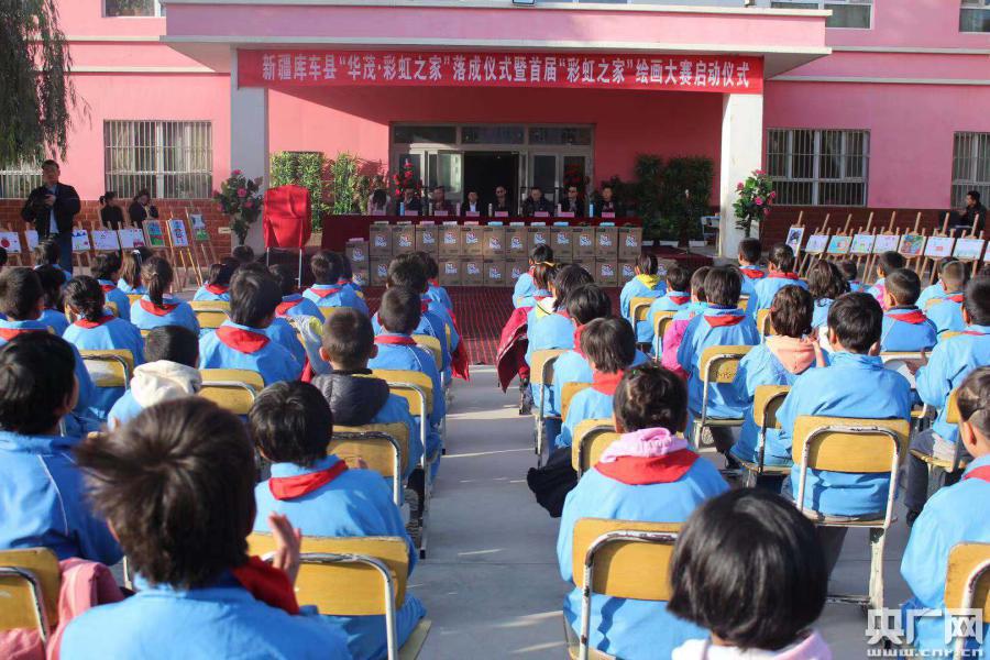 在红色戈壁滩上,始建于1936年的库车县乌尊镇色根苏盖特小学迎风而立.