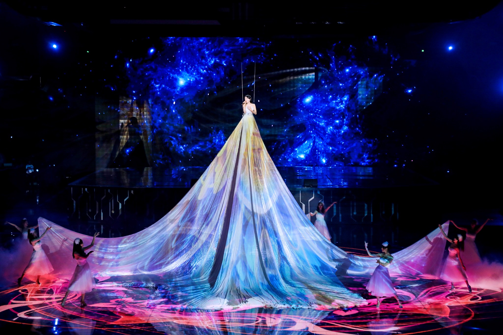 秦岚双十一晚会献唱逆流而上的你白色投影长裙梦幻飘逸