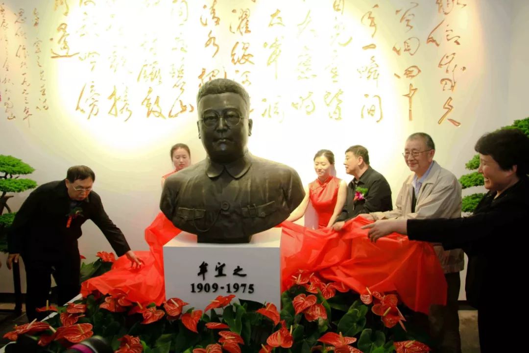 牟宜之的雕像与石碑邢小群