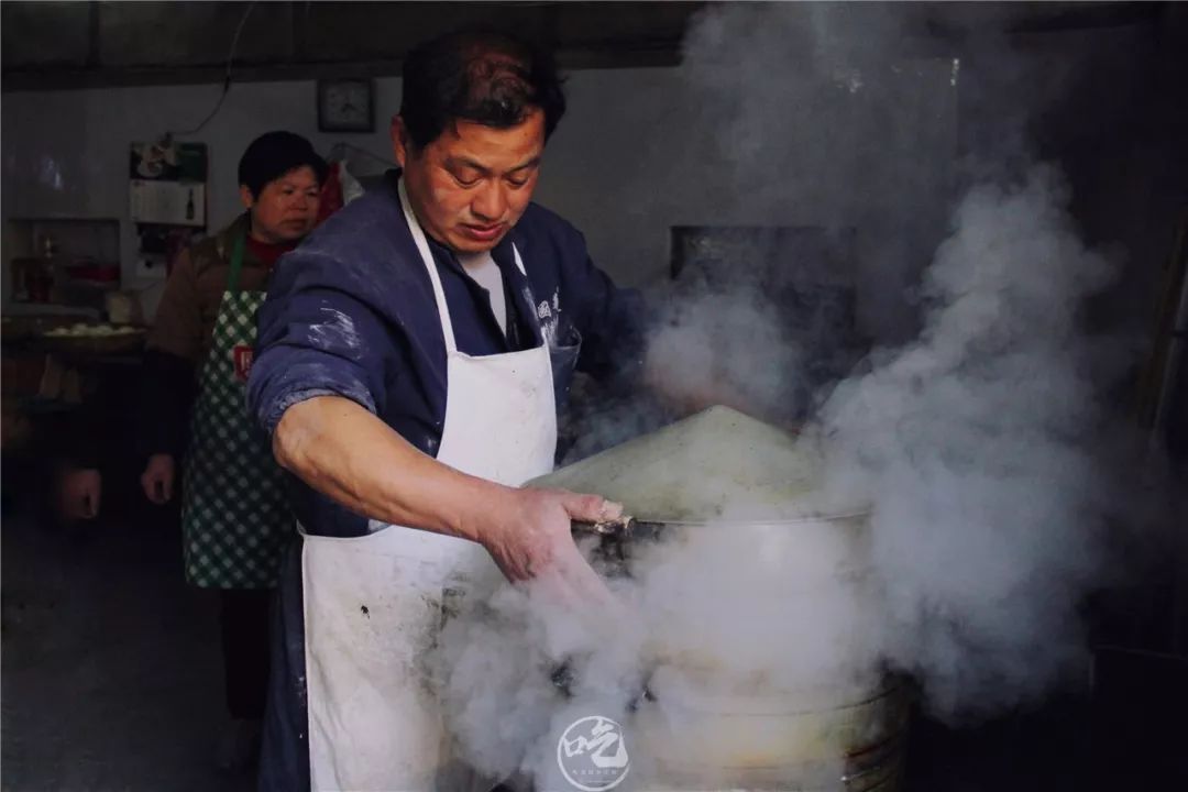 老板俞建德,在古镇生活了几十年.