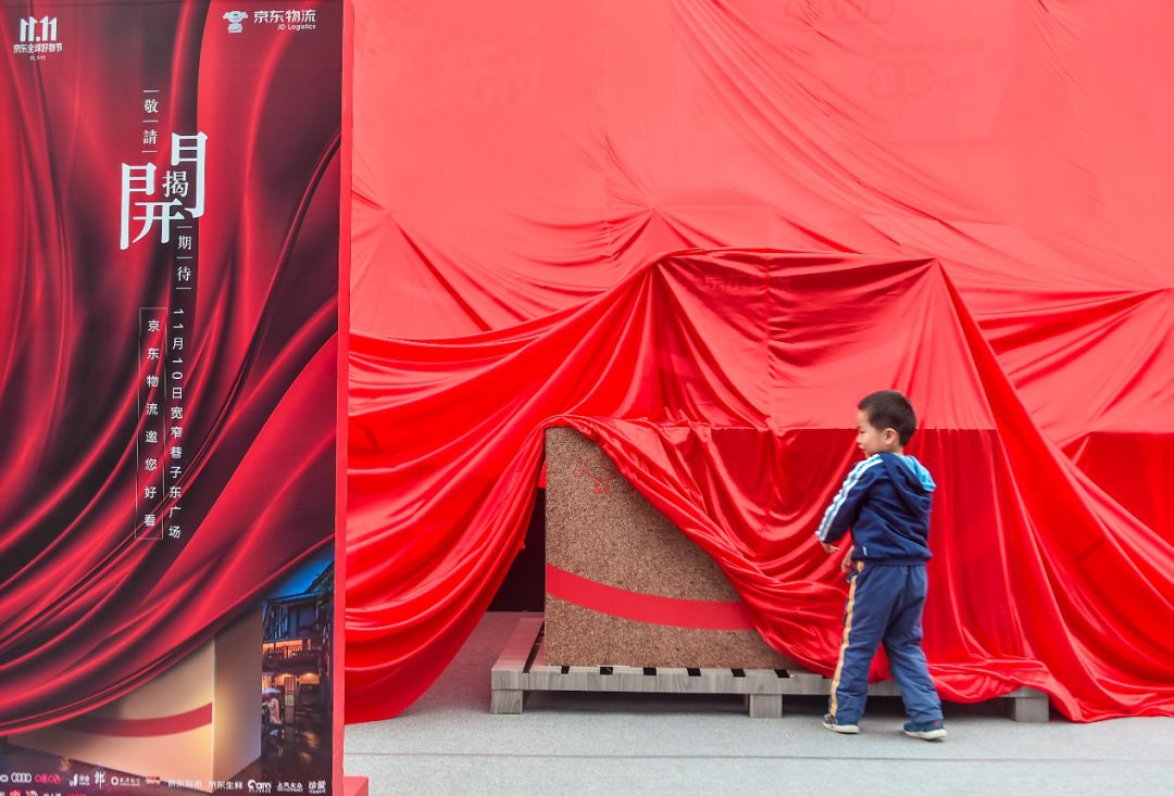 掀开冰山一角还遮着红幕布不让人窥探巷子入口处竟然是被一个庞然大物