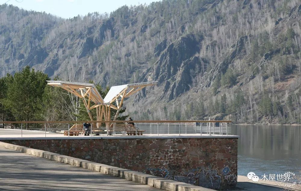 滨河的第一期工程完工于2017年,它是一个带有顶棚的观景平台和阶梯式