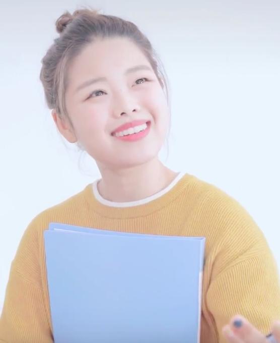 原创27岁莫小贝近照曝光硕士毕业做网红被赞女大十八变