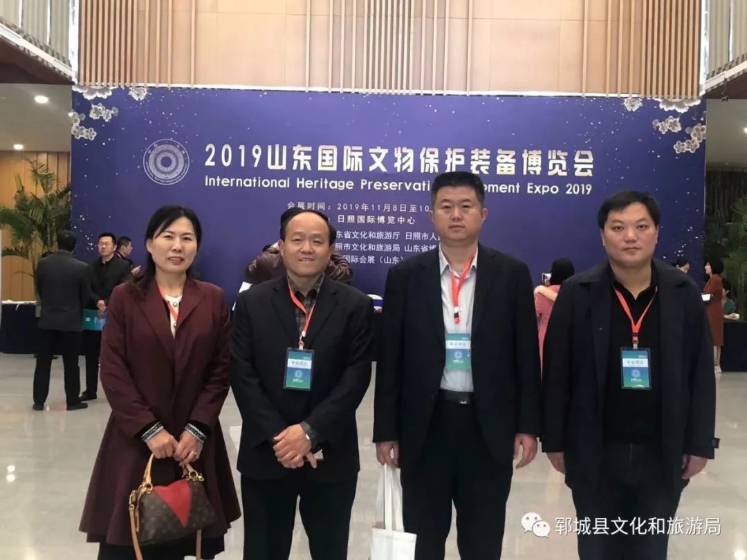 山东省文化和旅游厅副厅长王廷琦在展台前听取县文旅局局长周国栋介绍