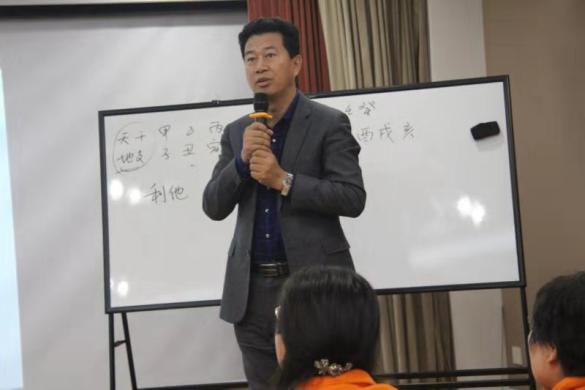 明德教育系统创办人李显峰李老师本次"院长课堂"是京麓书院着力打造的