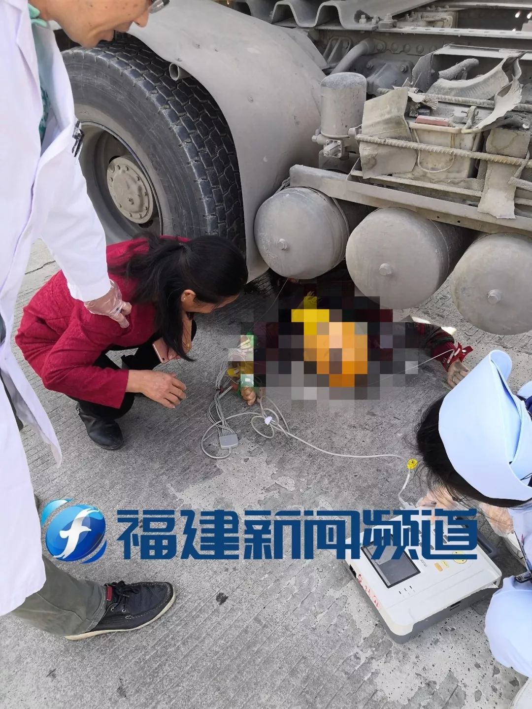 惠安摩托車女騎車與水泥罐車岔口相撞,遭碾壓當場身亡.