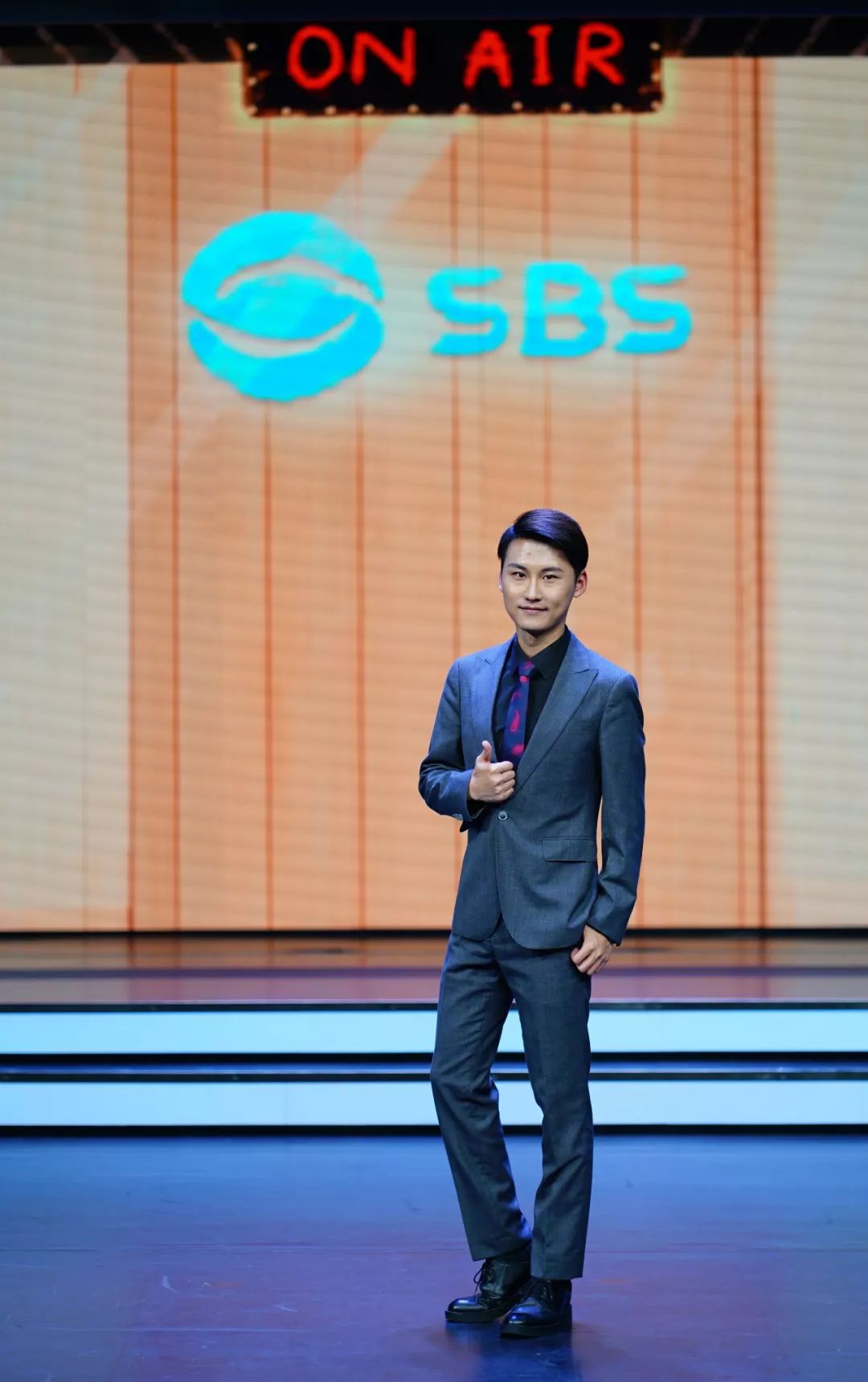 我们再来清晰的认识他们一下先来看看现场的情况苏州广播电视总台现代