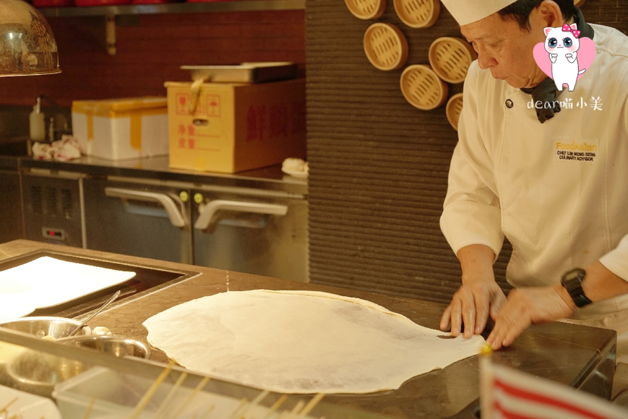 现场可观赏帅气的厨师制作印度飞饼,看完夹上几片,酥脆油香,走在路上