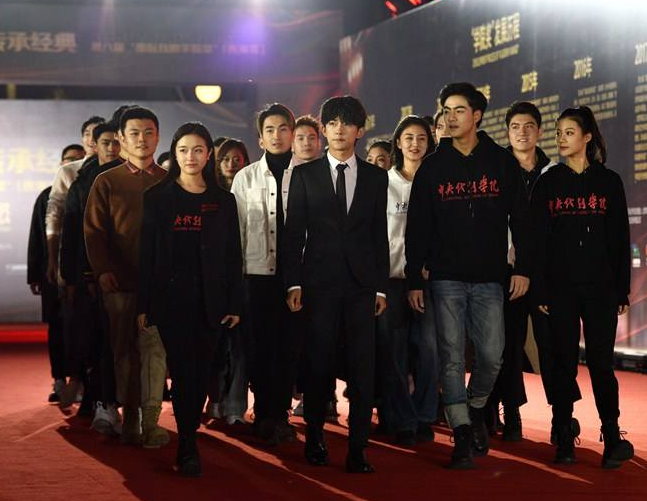 原创易烊千玺走红毯走出大佬范身高不够人数来凑侧颜更霸气