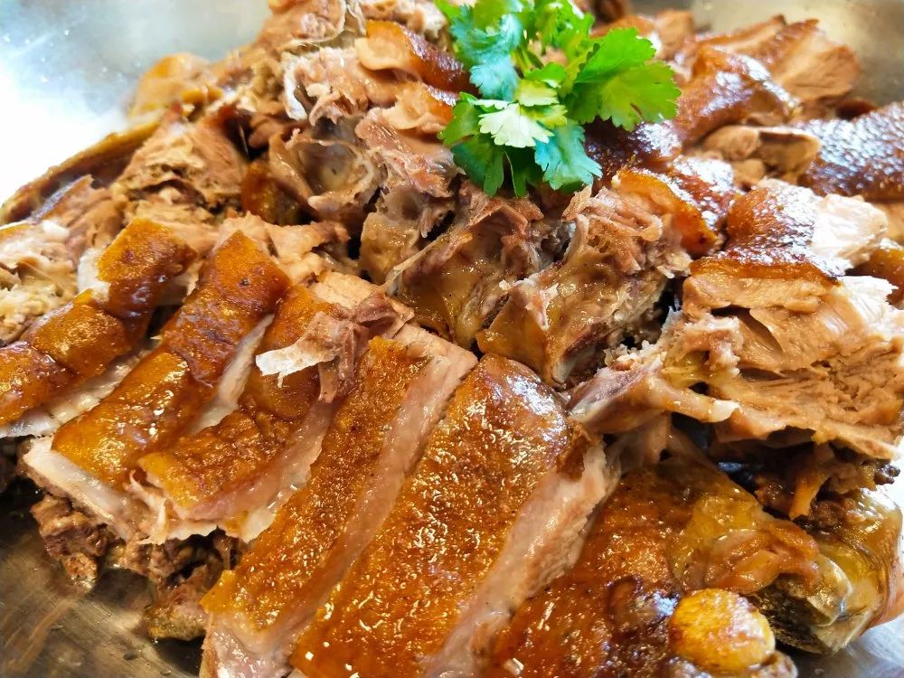 盐焗鹅在望牛墩实属少食盐焗鸡平时我们吃得比较多招牌菜:柴火盐焗鹅