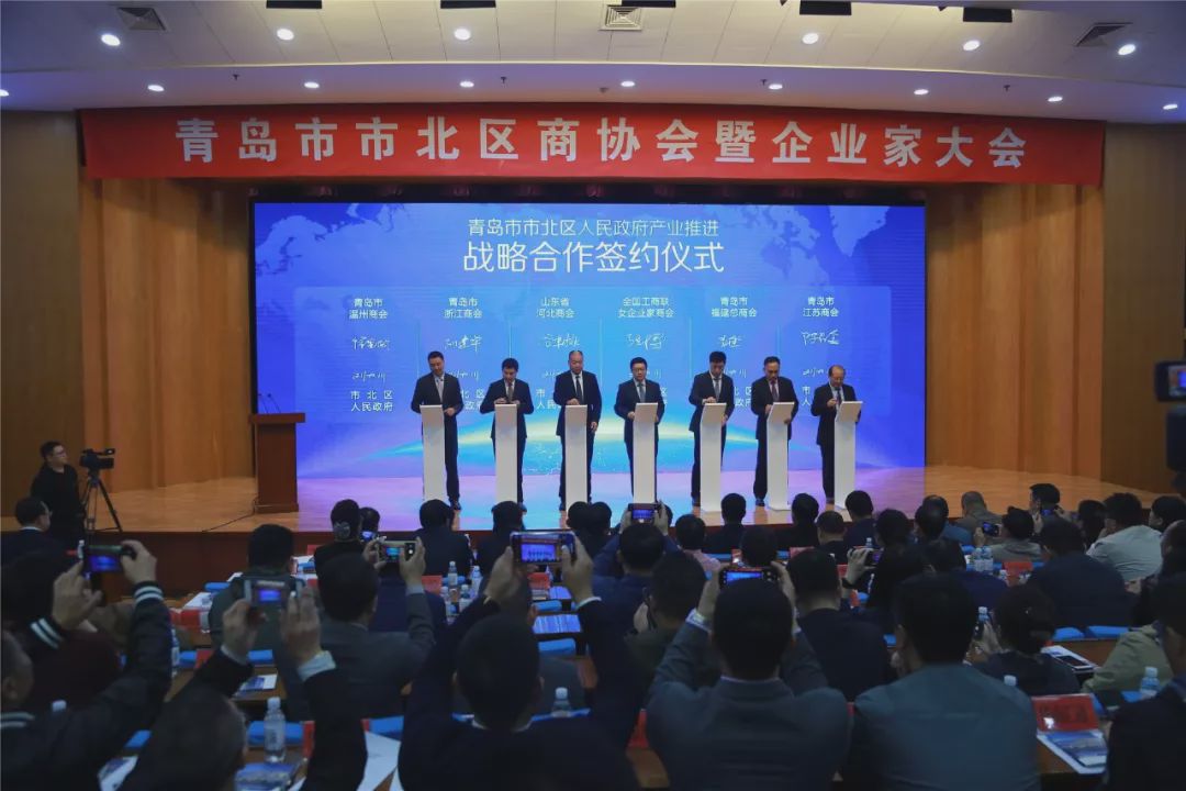 在现场,青岛浙江商会会长孙建华和青岛海丽雅集团董事长张旭明,作为商