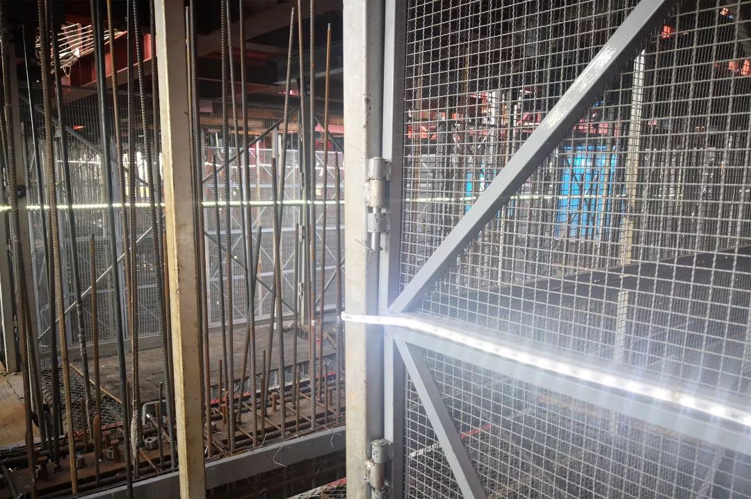 地下室,电梯通道,塔吊吊臂,办公区广泛运用led灯带照明,集实用性与